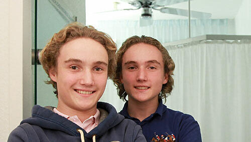 Erste Hilfe im British-Airways-Jet: Die Brüder Constantin (l.) und Maximilian Pfandl. Erste Hilfe im British-Airways-Jet: Die Brüder Constantin (l.) und Maximilian Pfandl.