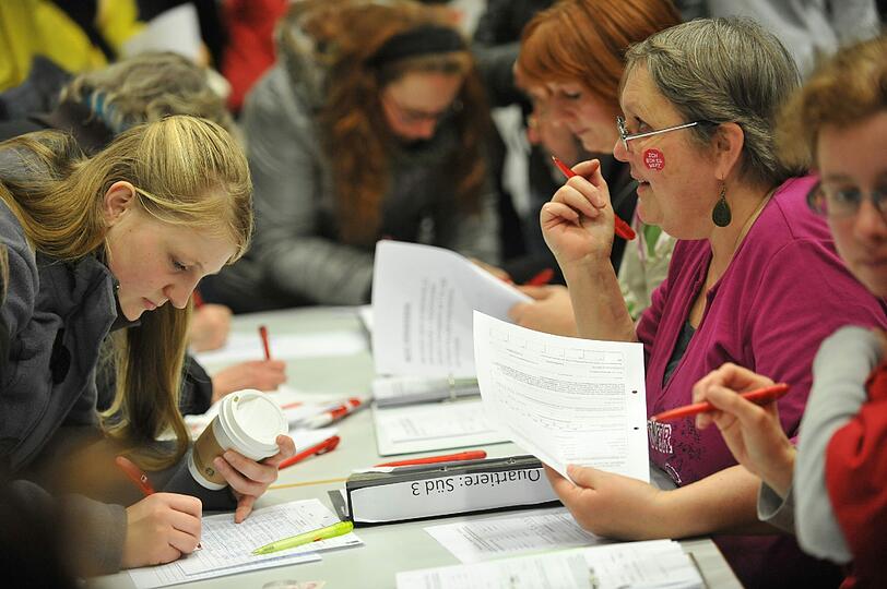 Menschen tragen sich Donnerstag (08.03.2012) im DGB-Haus in München (Oberbayern) in Streiklisten ein. Kindergärten, Krankenhäuser, Gemeindeverwaltungen - in vielen Bereichen legten Beschäftigte in Bayern die Arbeit nieder.