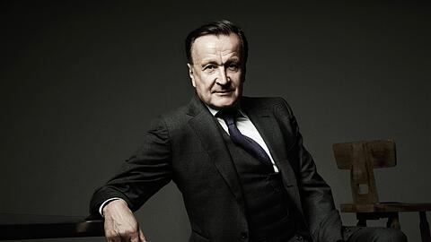 Nikolaus Bachler gibt den Opern-Brioni-Kanzler.