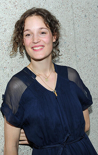 Die Schauspielerin Vicky Krieps lächelt am 04.07.2014 im Rahmen des Filmfest München vor der Verleihung des Förderpreis Neues Deutsches Kino. Fries wurde in der Kategorie "Schauspiel" für ihren Film "Das Zimmermädchen Lynn" geehrt. Foto: Ursula Düren/dpa