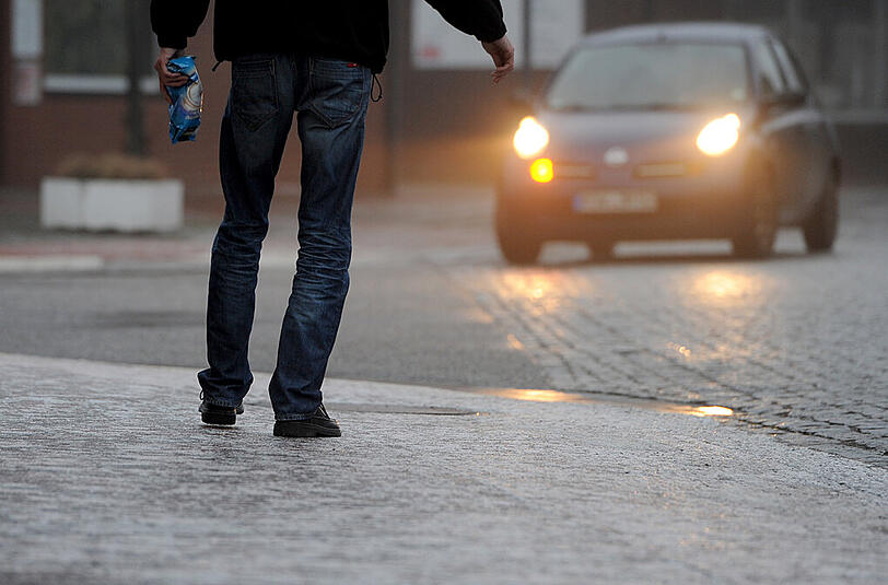 Forderte Fußgänger und Autofahrer: in weiten Teilen Bayerns machte am Samstag Glatteis den Straßenbenutzern zu schaffen.