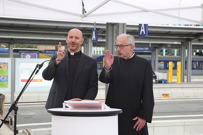 Für rund 15 Millionen Euro hat die Bahn 140 Meter lange Bahnsteigdächer errichtet. Die Beleuchtung und die Lautsprecheranlage wurden erneuert.