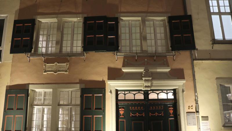 Das Beethoven-Haus, festlich beleuchtet. Die Stadt Bonn hat die Feierlichkeiten zum Beethoven-Jubiläum begonnen. Das Beethoven-Haus, festlich beleuchtet. Die Stadt Bonn hat die Feierlichkeiten zum Beethoven-Jubiläum begonnen.