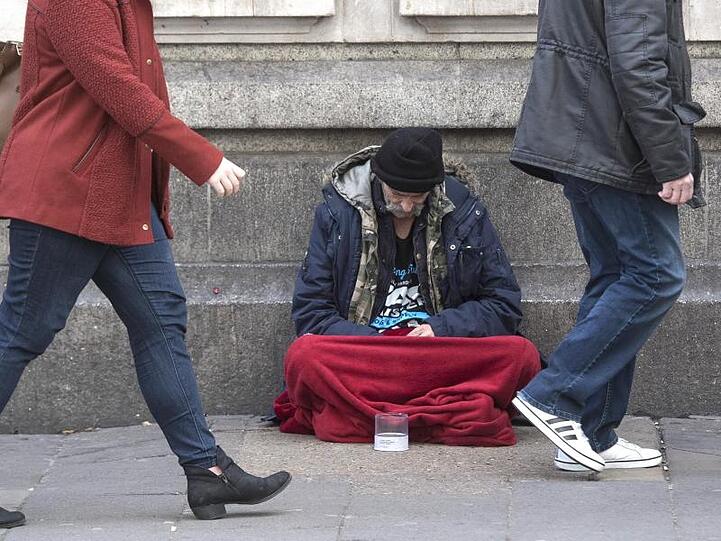 Ein Obdachloser sitzt vor der Victoria Station in London. FotoÖ: Victoria Jones/PA Wire
