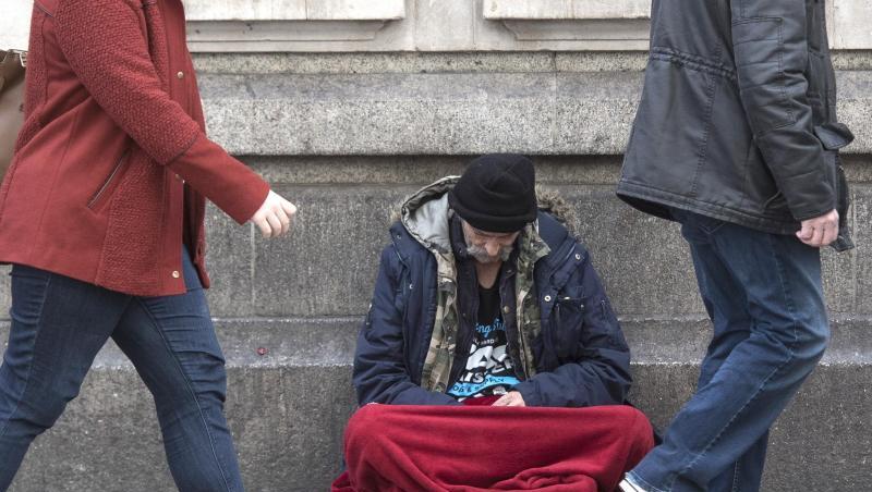 Ein Obdachloser sitzt vor der Victoria Station in London. FotoÖ: Victoria Jones/PA Wire Ein Obdachloser sitzt vor der Victoria Station in London. FotoÖ: Victoria Jones/PA Wire