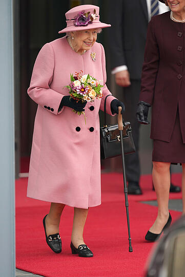 Königin Elizabeth zeigte sich erstmals im Oktober 2021 mit einem Gehstock.