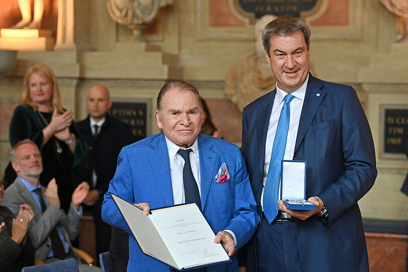 Schauspieler Fritz Wepper (l.) erhält von Ministerpräsident Söder den Bayerischen Verdienstorden.