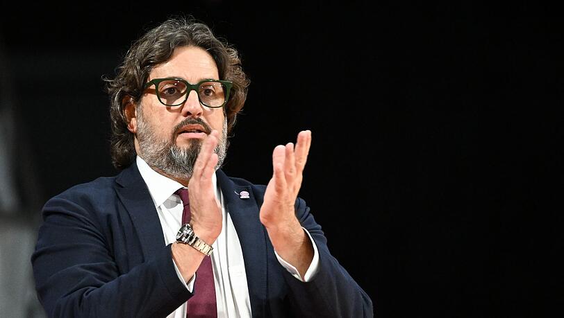 Trainer Andrea Trinchieri von München verfolgt das Spiel.