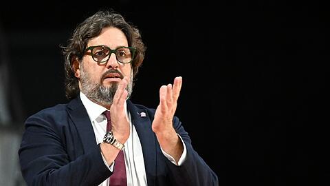 Trainer Andrea Trinchieri von München verfolgt das Spiel.