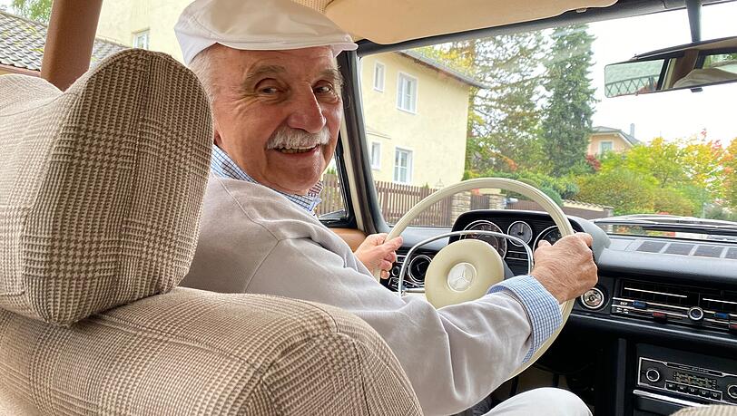 Am liebsten hinterm Steuer: Fritz Scholze fährt seinen 53 Jahre alten Mercedes 250/8 seit vier Jahrzehnten. Damit ist er unter anderem nach Paris und Rom gedüst. Nach jeder Fahrt lobt er seinen Oldtimer, der ihn sicher von A nach B gebracht hat.