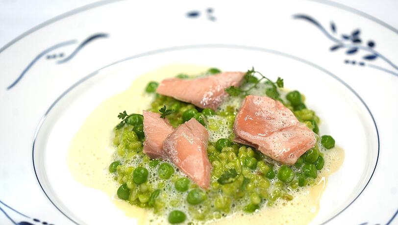 Dritter Gang: Confierter Saibling auf Perlgraupenrisotto mit junger Erbse und Rieslingschaum