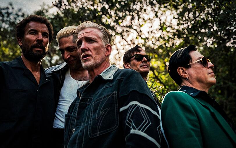 Josh Homme (Mitte) und seine Band Queens of the Stone Age melden sich drei Jahre nach "In Times New Roman" mit einem v&ouml;llig ungewohnten neuen Sound zur&uuml;ck.