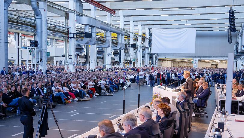 In der Wolfsburger Zentrale begann die Serie von außerordentlichen Treffen zwischen Vorstand und Belegschaft. (Archivbild) In der Wolfsburger Zentrale begann die Serie von außerordentlichen Treffen zwischen Vorstand und Belegschaft. (Archivbild)