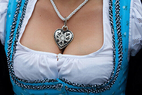 ...oder edler Schmuck. Diese Dame hat ihr Herz jedenfalls am rechten Fleck.