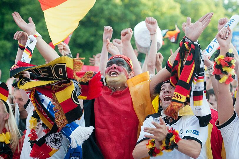 Fahnen, Masken, gute Laune: Hier feiern die Fans mit ihrer deutschen Elf den 4:2-Sieg gegen Griechenland! Die besten Bilder vom Public Viewing zum Durchklicken und Mitjubeln!