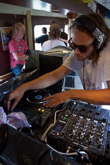 Bereits im Zug geht die Party los. Mit einem DJ, der für die musikalischen Vibes sorgt.