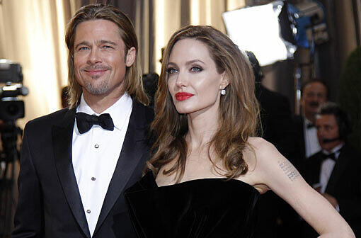 Während den OPs war Ehemann Brad Pitt ständig an ihrer Seite, schrieb Jolie in einem Artikel