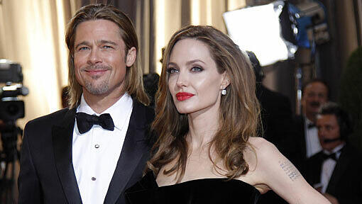 Während den OPs war Ehemann Brad Pitt ständig an ihrer Seite, schrieb Jolie in einem Artikel Während den OPs war Ehemann Brad Pitt ständig an ihrer Seite, schrieb Jolie in einem Artikel