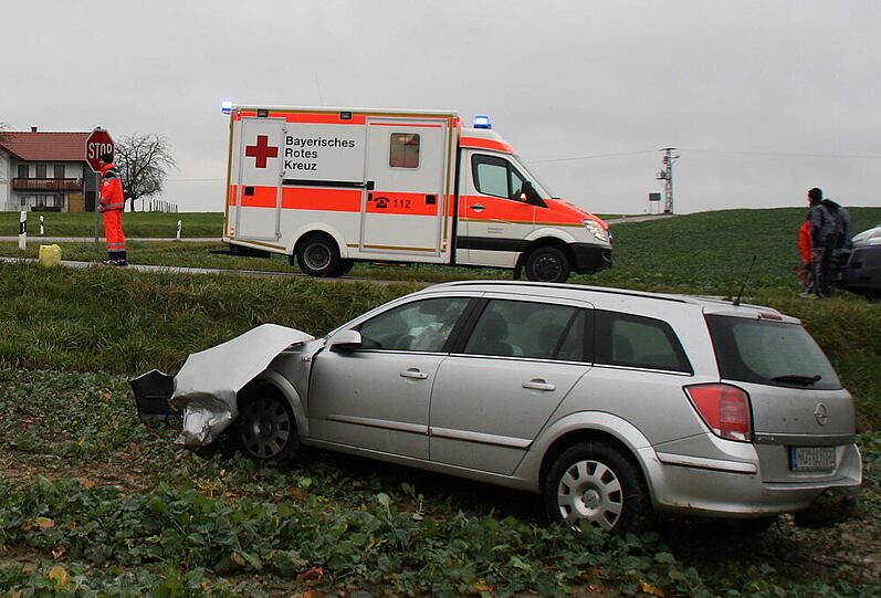 Auf einer Kreuzung prallten ein Opel Astra und ein VW Passat zusammen. Die Bilder.