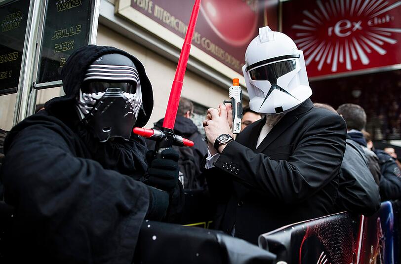 Wir hoffen, dass diese Fans in Paris während des Films die Helme abgenommen haben.