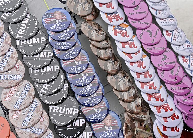 Donald Trump for President: Anstecker warten in den USA darauf, an den geneigten Wähler zu kommen.