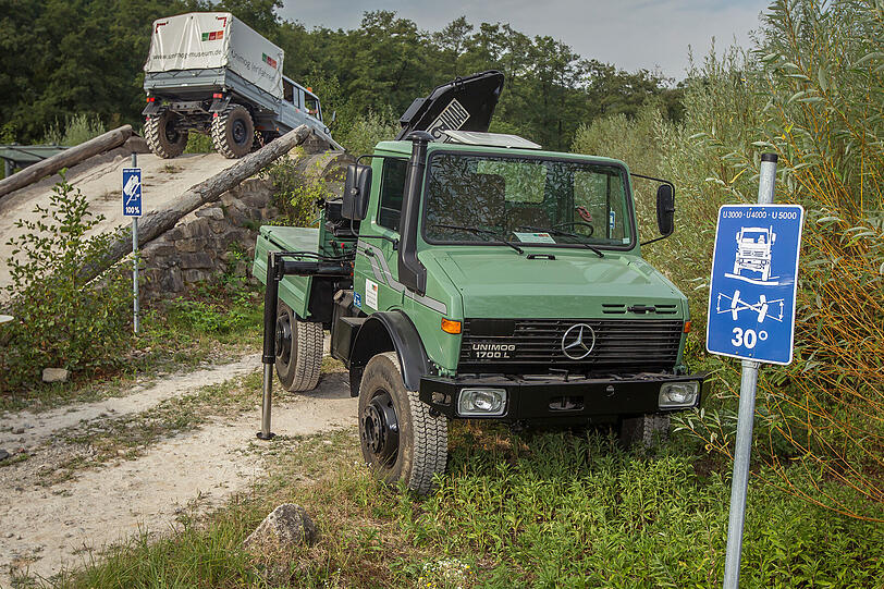 Mit Kran und Stützfüßen: Im Notfall zieht dieser Unimog 1700 L seine Kollegen aus dem Dreck.