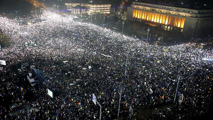 Fast eine halbe Million Menschen gingen bei landesweiten Protesten auf die Straße. Fast eine halbe Million Menschen gingen bei landesweiten Protesten auf die Straße.