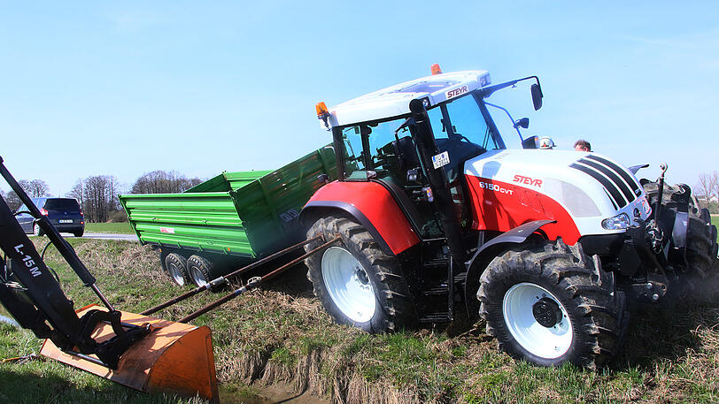 Durch eine Kollission mit einem Traktor rutschte der PKW einer Frau in den Straßengraben.