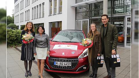 Christine Bronner, Regine Sixt, Lena Bronner und Alexander Mazza vor dem Peugeot 208.