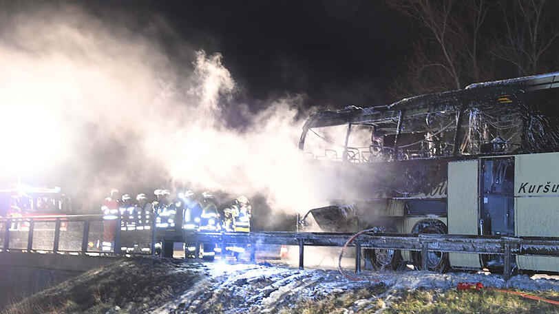 ... der Busfahrer hatte bei Löschversuchen eine Rauchgasvergiftung erlitten.