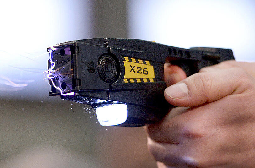 Mit einem solchen Elektroschocker wurde die 60-Jährige verletzt. (Archivbild)