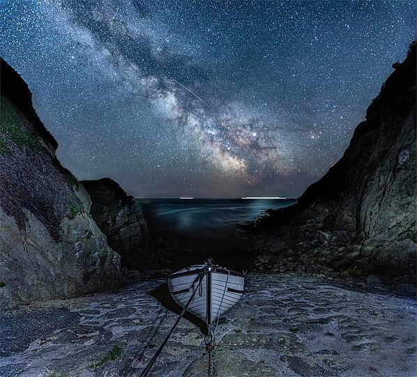 Atemberaubender Ausblick: Die Milchstraße und ein Meteor bei Porthgwarra, einem kleinen Küstendorf in Cornwall nahe Land's End - fotografiert von Jen Rogers.