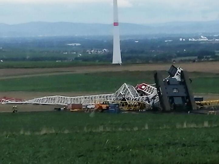 Ein umgestürzter 1200-Tonnen-Kran liegt in einem Windpark inm hessischen Flörsheim.