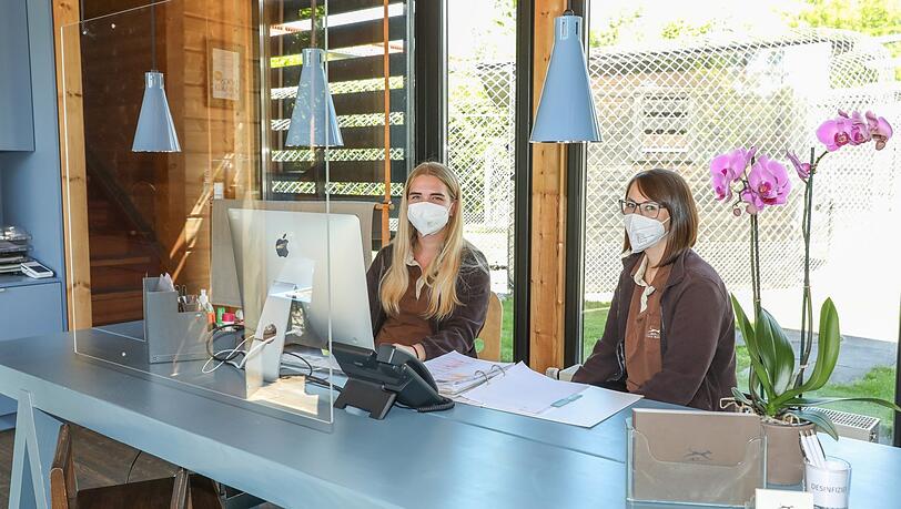 Eine Rezeption mit Orchideen - wie im richtigen Hotel. Hier empfangen Hannah Hollermeier (25) und Yasemin Filcan (28) die Hundebesitzer. Eine Rezeption mit Orchideen - wie im richtigen Hotel. Hier empfangen Hannah Hollermeier (25) und Yasemin Filcan (28) die Hundebesitzer.