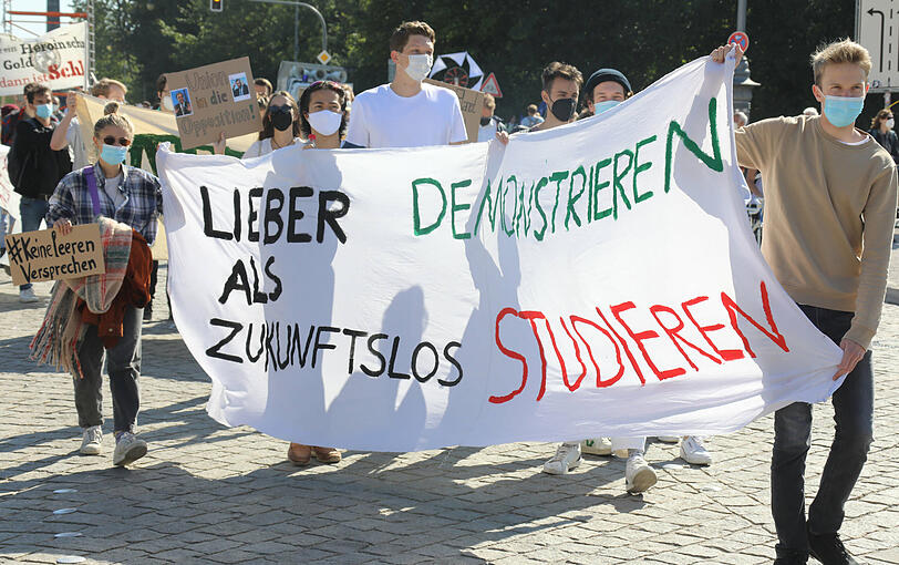 Zwei Tage vor der Bundestagswahl haben in Deutschland mehrere tausend Menschen zusammen mit der Initiative Fridays for Future für mehr Klimaschutz demonstriert. Angekündigt waren mehr als 450 Aktionen.