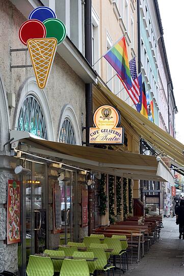 Ein Eis geht immer, oder? Die Eisdiele al Teatro - dahinter die Eiche.