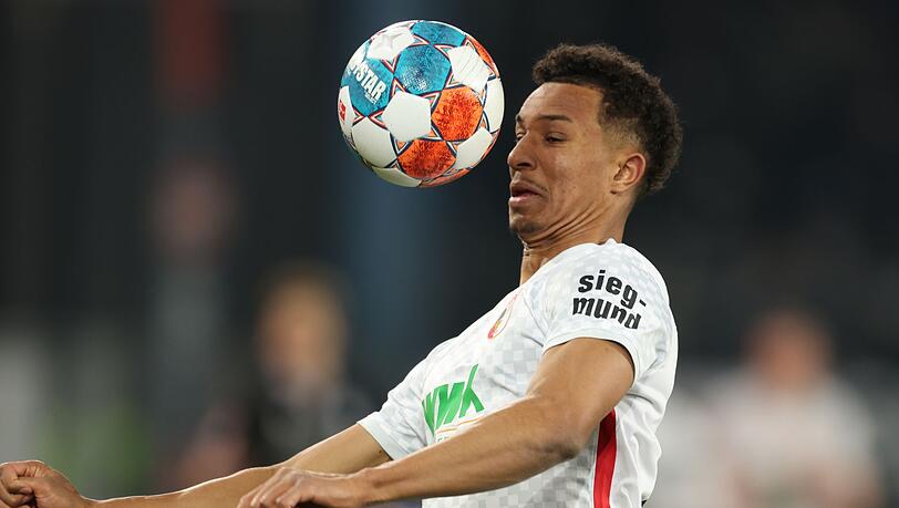 Augsburgs Felix Uduokhai köpft den Ball.