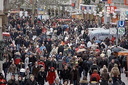 Nachts durch die Fußgängerzone bummeln &ndash; bei der City-Nacht soll die Fußgängerzone auch nachts direkt mal belebt sein.