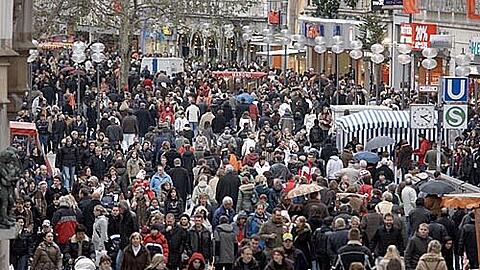 Nachts durch die Fußgängerzone bummeln &ndash; bei der City-Nacht soll die Fußgängerzone auch nachts direkt mal belebt sein.