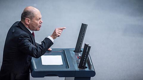 Bundeskanzler Olaf Scholz (SPD) spricht in der Generaldebatte zum Haushalt im Bundestag.