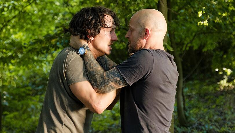 "BROLL + BARONI - Für immer tot": Bei Max Broll (Laurence Rupp, l.) liegen die Nerven blank. Sein Freund Kai Baroni (Jürgen Vogel) versucht, ihn zu beruhigen.