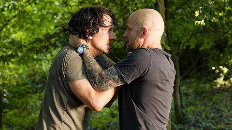 "BROLL + BARONI - Für immer tot": Bei Max Broll (Laurence Rupp, l.) liegen die Nerven blank. Sein Freund Kai Baroni (Jürgen Vogel) versucht, ihn zu beruhigen.