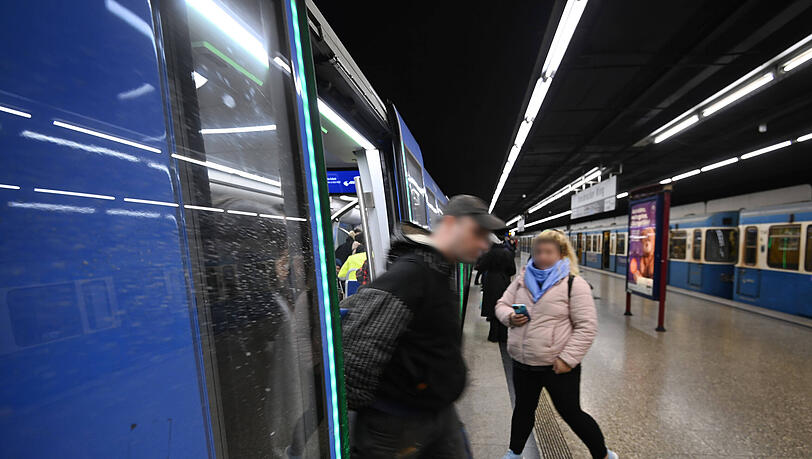 Aussteigende Fahrgäste aus einer U-Bahn in München