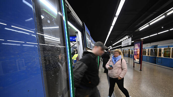 Aussteigende Fahrgäste aus einer U-Bahn in München