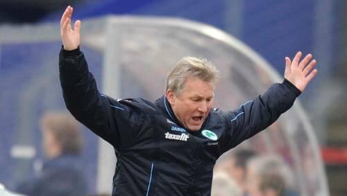 Eine „Lehrstunde“ so gar nicht nach seinem Geschmack. „Wir waren von Anfang an überhaupt nicht da, darüber wird intensiv zu reden sein“, kündigte ein frustrierter Trainer Benno Möhlmann an. Eine „Lehrstunde“ so gar nicht nach seinem Geschmack. „Wir waren von Anfang an überhaupt nicht da, darüber wird intensiv zu reden sein“, kündigte ein frustrierter Trainer Benno Möhlmann an.