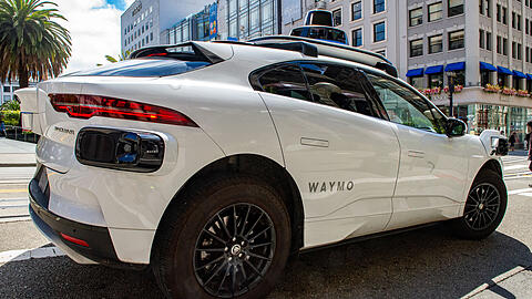 Ein fahrerloses Robotaxi der Google-Schwesterfirma Waymo ist im Stra&szlig;enverkehr unterwegs. Bald sollen die Fahrzeuge auch in M&uuml;nchen verf&uuml;gbar sein.