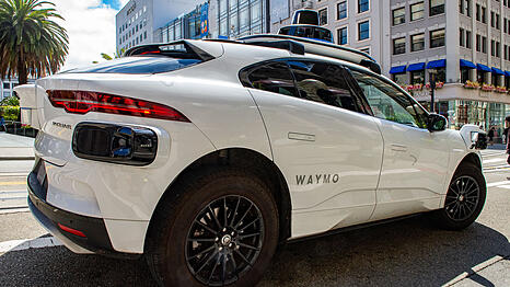 Ein fahrerloses Robotaxi der Google-Schwesterfirma Waymo ist im Stra&szlig;enverkehr unterwegs. Bald sollen die Fahrzeuge auch in M&uuml;nchen verf&uuml;gbar sein.