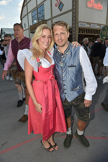 Valentina Ruckle (Wiesn-Playmate 2026) und Oliver Pocher Valentina Ruckle (Wiesn-Playmate 2026) und Oliver Pocher