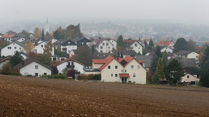 Ortsansicht im herbstlichen Frühnebel.