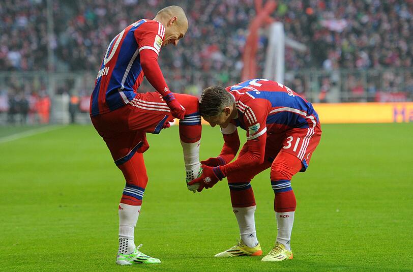 Bastian Schweinsteiger putzt Arjen Robben, dem besten Münchner am Samstagnachmittag, die Schuhe nach seinem Treffer zum zwischenzeitlichen 4:0!